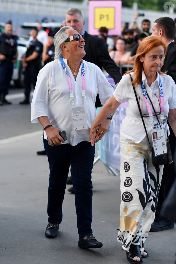 Le chanteur non-voyant a assisté à la finale du tournoi de basket-ball des Jeux Olympiques de Paris entre la France et les États-Unis
Gilbert Montagné et sa femme Nikole Montagné - Arrivées à la finale de basketball "France vs USA" à l'Arena Bercy à Paris, lors des Jeux Olympiques Paris 2024. Le 10 août 2024 © Perusseau-Jacovides / Bestimage