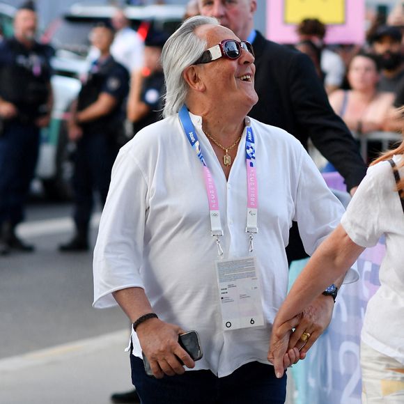 Le chanteur non-voyant a assisté à la finale du tournoi de basket-ball des Jeux Olympiques de Paris entre la France et les États-Unis
Gilbert Montagné et sa femme Nikole Montagné - Arrivées à la finale de basketball "France vs USA" à l'Arena Bercy à Paris, lors des Jeux Olympiques Paris 2024. Le 10 août 2024 © Perusseau-Jacovides / Bestimage