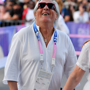 Un collaborateur de la mairie de Paris était aussi présent à ses côtés pour lui fournir des explications sur le déroulé des actions et l'évolution du score.
Gilbert Montagné - Arrivées à la finale de basketball "France vs USA" à l'Arena Bercy à Paris, lors des Jeux Olympiques Paris 2024. Le 10 août 2024 © Perusseau-Jacovides / Bestimage 