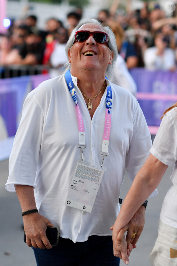 Un collaborateur de la mairie de Paris était aussi présent à ses côtés pour lui fournir des explications sur le déroulé des actions et l'évolution du score.
Gilbert Montagné - Arrivées à la finale de basketball "France vs USA" à l'Arena Bercy à Paris, lors des Jeux Olympiques Paris 2024. Le 10 août 2024 © Perusseau-Jacovides / Bestimage 