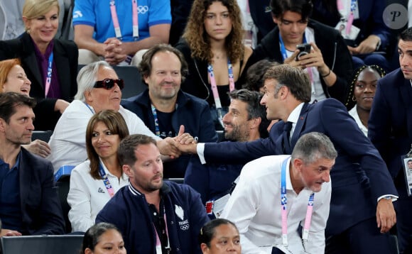 Gilbert Montagné, Emmanuel Macron - Les célébrités en tribunes pendant la finale de basketball opposant les Etats-Unis à la France (98-87) lors des Jeux Olympiques de Paris 2024 (JO) à l'Arena Bercy, à Paris, France, le 10 août 2024. © Jacovides-Perusseau/Bestimage 