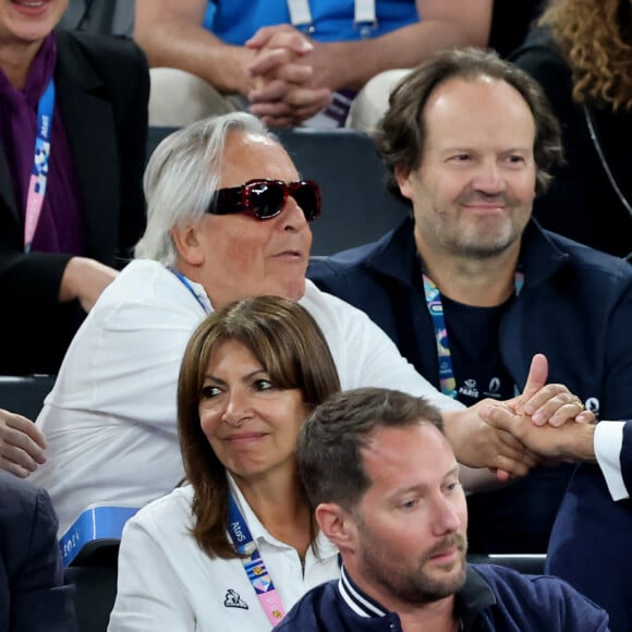 Gilbert Montagné, Emmanuel Macron - Les célébrités en tribunes pendant la finale de basketball opposant les Etats-Unis à la France (98-87) lors des Jeux Olympiques de Paris 2024 (JO) à l'Arena Bercy, à Paris, France, le 10 août 2024. © Jacovides-Perusseau/Bestimage 