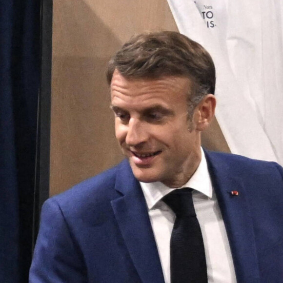 Le président de la République Emmanuel Macron vote pour le premier tour des législatives à la salle des Quatre Saisons au Touquet, France, le 30 juin 2024. © Jeanne Accorsini/Pool/Bestimage