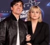 Comme sa compagne Louane, Florian Rossi s'est lui aussi fait un nom dans l'industrie de la musique en tant que chanteur, compositeur et musicien !
Florian Rossi et sa compagne Louane Emera au photocall de la 25ème cérémonie des "NRJ Music Awards (NMA)" au palais des Festivals et des Congrès de Cannes, France © Dominique Jacovides/Bestimage 