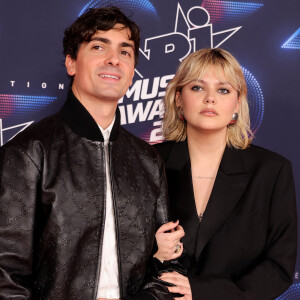 Comme sa compagne Louane, Florian Rossi s'est lui aussi fait un nom dans l'industrie de la musique en tant que chanteur, compositeur et musicien !
Florian Rossi et sa compagne Louane Emera au photocall de la 25ème cérémonie des "NRJ Music Awards (NMA)" au palais des Festivals et des Congrès de Cannes, France © Dominique Jacovides/Bestimage 