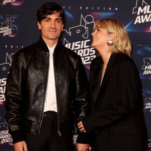 Florian Rossi et sa compagne Louane au photocall de la 25ème cérémonie des "NRJ Music Awards (NMA)" au palais des Festivals et des Congrès de Cannes, France, le 10 novembre 2023. © Dominique Jacovides/Bestimage 