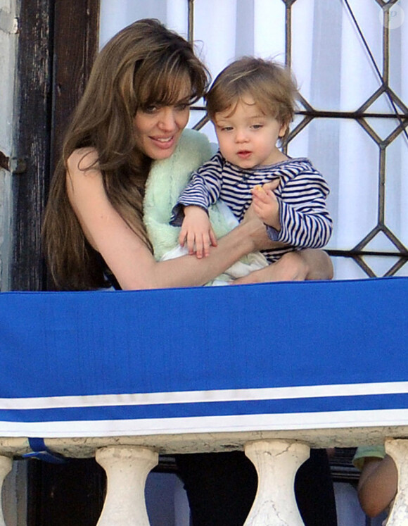 Angelina Jolie et son fils Knox en Italie le 24 mars 2010