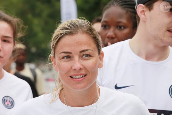 "J'ai tellement le JO bleus ! Du coup, je me suis fait un petit medley cette nuit", explique-t-elle
 
Le départ des 10 km du PSG au Parc des Princes en présence de Laure Boulleau - Première édition des "10 km du Paris Saint-Germain" au Parc des Princes à Paris le 2 juillet 2023. La dernière de nombreuses initiatives hors-football du club de la capitale dont il peut, déjà, se targuer de la réussite : au total, ce sont plus de 12 000 participants qui ont pris le départ de ce parcours de 10 kilomètres, maillot noir floqué au nom de la course (" We run Paris ") sur les épaules.