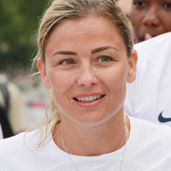 "J'ai tellement le JO bleus ! Du coup, je me suis fait un petit medley cette nuit", explique-t-elle
 
Le départ des 10 km du PSG au Parc des Princes en présence de Laure Boulleau - Première édition des "10 km du Paris Saint-Germain" au Parc des Princes à Paris le 2 juillet 2023. La dernière de nombreuses initiatives hors-football du club de la capitale dont il peut, déjà, se targuer de la réussite : au total, ce sont plus de 12 000 participants qui ont pris le départ de ce parcours de 10 kilomètres, maillot noir floqué au nom de la course (" We run Paris ") sur les épaules.