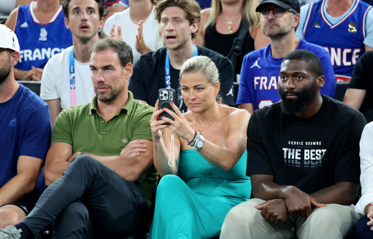 Photo : Bruno Cheyrou et Laure Boulleau, Cédric Doumbé - Les célébrités  assistent à la victoire de léquipe de France de basket face au Canada  (82-73) lors des Jeux Olympiques de Paris2024,