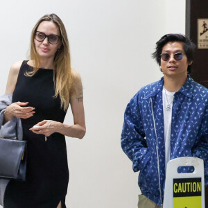 Exclusif - Angelina Jolie et son fils Pax Thien Jolie-Pitt sont allés dîné au restaurant Sushi Park à West Hollywood. En sortant le fils de l'actrice a payé le voiturier avec sa carte bancaire, une Amex Business. Le 13 juillet 2024 