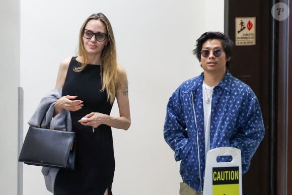 Exclusif - Angelina Jolie et son fils Pax Thien Jolie-Pitt sont allés dîné au restaurant Sushi Park à West Hollywood. En sortant le fils de l'actrice a payé le voiturier avec sa carte bancaire, une Amex Business. Le 13 juillet 2024 