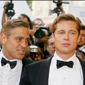 Etant tous deux amoureux de la France, l'un et l'autre ont acheté une jolie propriété dans le Var. Et dès qu'ils sont en vacances dans l'Hexagone, tous deux se voient.
George Clooney et Brad Pitt - Montée des marches du film "Ocean's Thirtheen" au 60ème Festival du film international de Cannes.