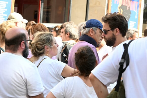 Exclusif - Anne-Elisabeth Blateau et Arthur Jugnot lors de l'hommage à l'acteur Yannik Mazzilli (Scènes de ménages) au théâtre de la Renaissance à Paris, France, le 2 août 2024.