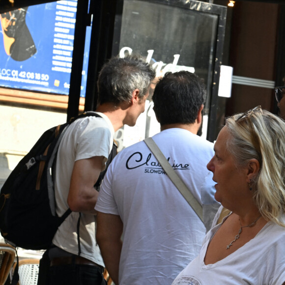 Exclusif - Valérie Damidot et son compagnon Régis Viogeat lors de l'hommage à l'acteur Yannik Mazzilli (Scènes de ménages) au théâtre de la Renaissance à Paris, France, le 2 août 2024.