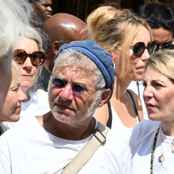 Exclusif - Anne-Elisabeth Blateau lors de l'hommage à l'acteur Yannik Mazzilli (Scènes de ménages) au théâtre de la Renaissance à Paris, France, le 2 août 2024.