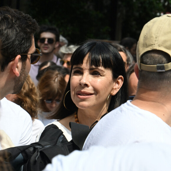 Exclusif - Mathilda May lors de l'hommage à l'acteur Yannik Mazzilli (Scènes de ménages) au théâtre de la Renaissance à Paris, France, le 2 août 2024.