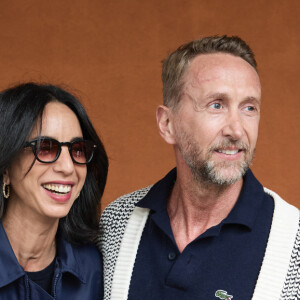 Une "villa réaménagée avec goût par sa femme Sarah" comme nous l'apprend Gala
Sarah Caverivière et son mari Philippe - Les célébrités au village lors des Internationaux de France de tennis de Roland Garros 2024 à Paris. Le 5 juin 2024. © Jacovides-Moreau/Bestimage