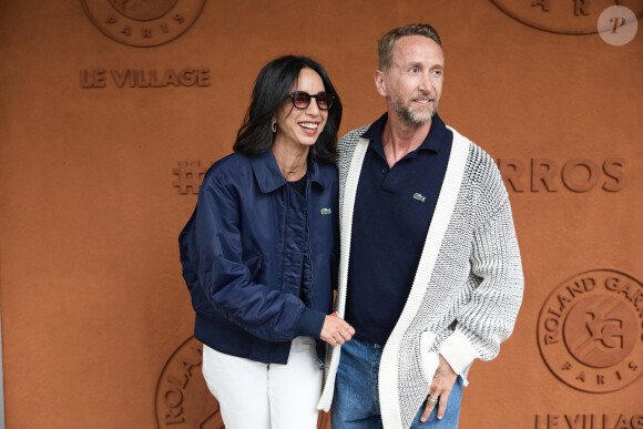 Une "villa réaménagée avec goût par sa femme Sarah" comme nous l'apprend Gala
Sarah Caverivière et son mari Philippe - Les célébrités au village lors des Internationaux de France de tennis de Roland Garros 2024 à Paris. Le 5 juin 2024. © Jacovides-Moreau/Bestimage