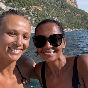 Elle s'est offert une journée dans les calanques de Cassis.
Karine Le Marchand près de Marseille. Instagram