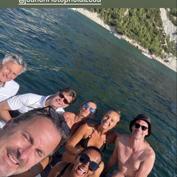 Elle était accompagnée de nombreux amis
Karine Le Marchand en vacances près de Marseille. Instagram