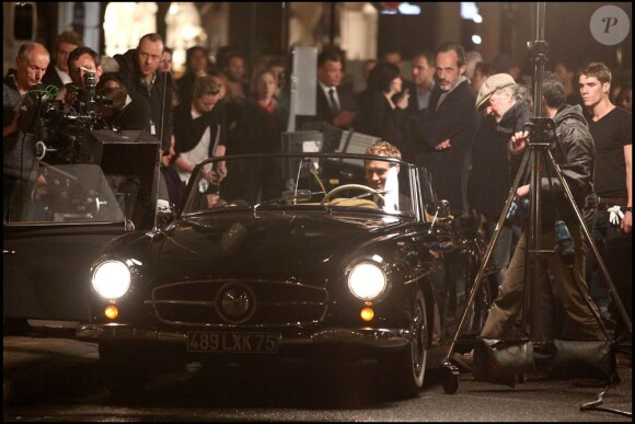 La star britannique Jude Law à l'occasion du tournage de la nouvelle pub pour le parfum Dior Homme mise en scène par Guy Ritchie, avenue Montaigne, à Paris, le 24 mars 2010.