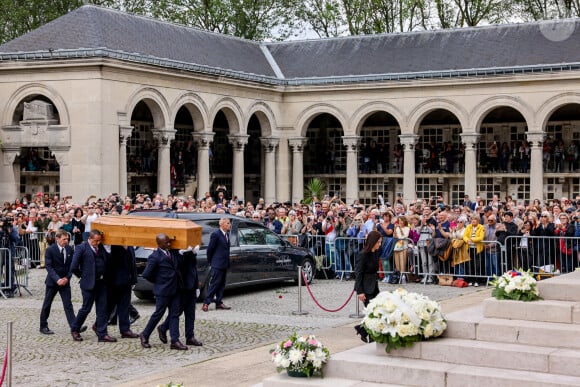 En juin dernier, c'est dans ce même lieu que s'étaient déroulées les obsèques de Françoise Hardy
Arrivée du cercueil - Arrivées aux obsèques de l'auteure-compositrice-interprète et actrice française Françoise Hardy au crématorium du cimetière du Père-Lachaise à Paris, France, le 20 juin 2024. © Jacovides-Moreau/Bestimage