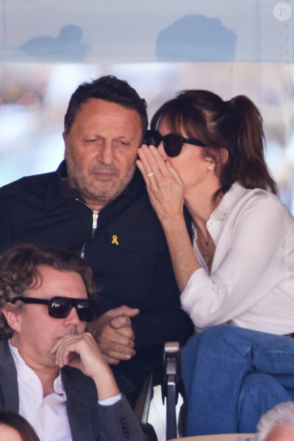 Une destination paradisiaque, l'animateur de 58 ans a partagé une vidéo dans laquelle il savoure un cigare sur une plage de sable fin.
Arthur Essebag et sa femme Mareva Galanter - Célébrités dans les tribunes de la finale homme des Internationaux de France de tennis de Roland Garros 2024 à Paris le 9 juin 2024. © Jacovides-Moreau/Bestimage 