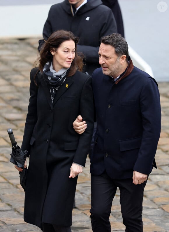 Mareva Galanter (Miss France 1999) et Arthur (Jacques Essebag) - Cérémonie d'hommage national aux victimes françaises des attaques terroristes du 7 octobre en Israël dans la cour d'honneur de l'Hôtel national des Invalides, à Paris, France, le 7 février 2024.