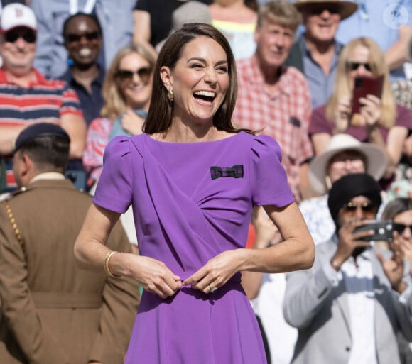 Kate Middleton, enthousiaste, aurait elle-même pris un pistolet qui tire des fléchettes en mousse pour jouer avec ses enfants !
La princesse Catherine de Galles lors de la finale Hommes du tournoi de tennis de Wimbledon. Le 14 juillet 2024