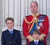 Elle s'avoue aussi conquise par le prince Louis, qui aurait crié "Nerf ou rien, allons-y !" avant de se jeter dans la bataille.
Le prince William, prince de Galles, le prince George, le prince Louis au balcon du Palais de Buckingham lors de la parade militaire "Trooping the Colour" à Londres le 15 juin 2024 © Julien Burton / Bestimage