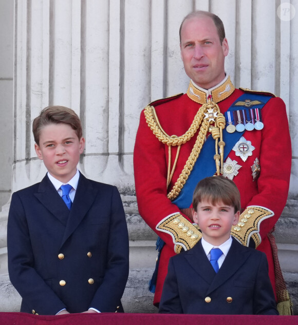 Elle s'avoue aussi conquise par le prince Louis, qui aurait crié "Nerf ou rien, allons-y !" avant de se jeter dans la bataille.
Le prince William, prince de Galles, le prince George, le prince Louis au balcon du Palais de Buckingham lors de la parade militaire "Trooping the Colour" à Londres le 15 juin 2024 © Julien Burton / Bestimage