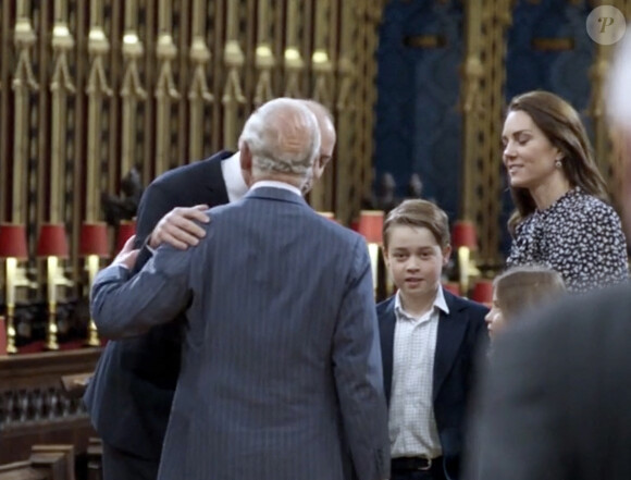 Dans un nouveau documentaire télévisé, le roi Charles de la BBC est montré en train d'embrasser ses petits-enfants de manière touchante. Ce moment réconfortant se déroule pendant la répétition du couronnement du monarque à l'abbaye de Westminster au début de l'année. Photo fournie par JLPPA.
