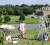 L'organisatrice du jeu raconte ce moment "inoubliable", pas du tout prévu au programme.
Les parties de Nerf sur le domaine de Holkham Hall, en Angleterre, où ont joué Kate, William et leurs enfants. Crédit : Facebook/BearGrylls