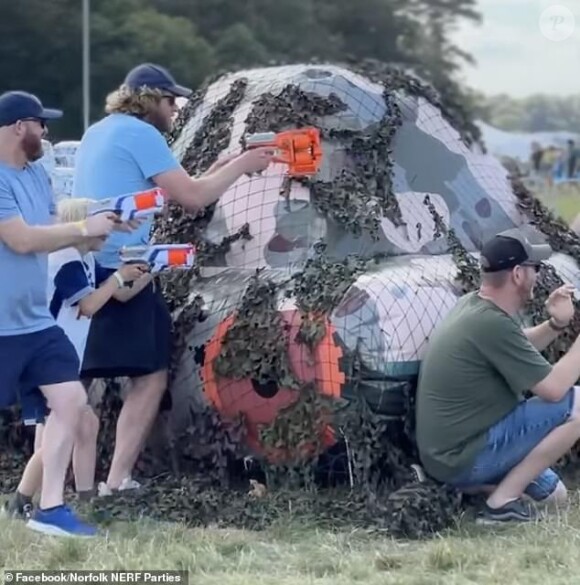 Kate, William et leurs trois enfants ont joué à la bataille de Nerf au festival Gone Wild, à la campagne.
Les parties de Nerf sur le domaine de Holkham Hall, en Angleterre, où ont joué Kate, William et leurs enfants. Crédit : Facebook/Norfolk Nerf Parties