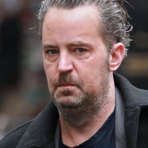 L'enquête démontre un fait saisissant : une similitude entre la mort de l'acteur...Matthew Perry semble bien loin de l'époque où il jouait dans Friends, alors qu'il est vu dans les studios de BBC Radio Two le 15 mars 2018. Photo by SplashABACAPRESS.COM