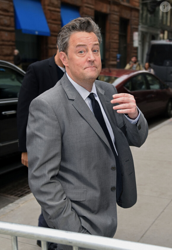 Matthew Perry entre dans les studios d'AOL BUILD, NYC pour promouvoir sa mini-série "The Kennedy's : After Camelot", aux États-Unis, le 30 mars 2017. Photo par SplashABACAPRESS.COM