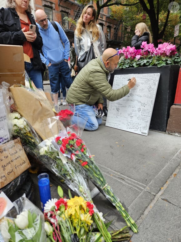 Le mémorial de Matthew Perry à l'extérieur de l'immeuble d'appartements "Friends" dans le West Village, à New York, le 30 octobre 2023. Photo par Charles Guerin/ABACAPRESS.COM