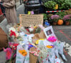 Dix mois après sa disparition, cinq personnes ont été arrêtées...Le mémorial de Matthew Perry à l'extérieur de l'immeuble d'appartements "Friends" dans le West Village, à New York, le 30 octobre 2023. Photo par Charles Guerin/ABACAPRESS.COM