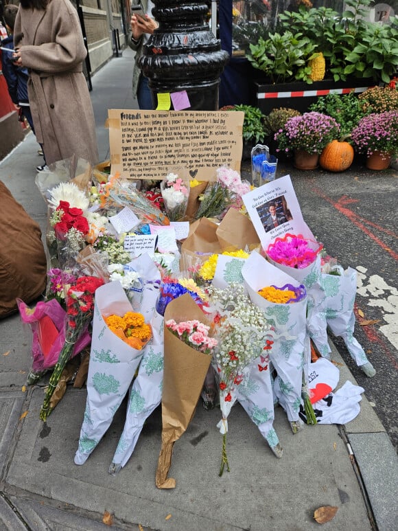 Dix mois après sa disparition, cinq personnes ont été arrêtées...Le mémorial de Matthew Perry à l'extérieur de l'immeuble d'appartements "Friends" dans le West Village, à New York, le 30 octobre 2023. Photo par Charles Guerin/ABACAPRESS.COM