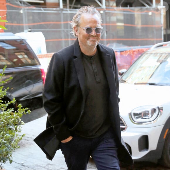 Matthew Perry est tout sourire alors qu'il rentre à son hôtel à New York City, NY, USA, 30 octobre 2022. Matthew est en ville pour promouvoir son nouveau livre, "Friends, Lovers and the Big Terrible Thing". Photo par Christopher Peterson/SplashNews/ABACAPRESS.COM