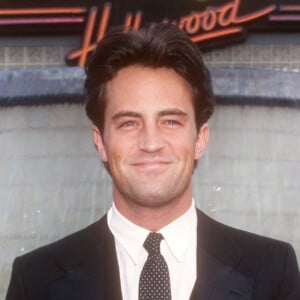 L'acteur américain Matthew Perry, connu pour avoir joué le rôle de Chandler Bing dans la sitcom Friends dans les années 90, est décédé à l'âge de 54 ans. L'acteur a été retrouvé mort à son domicile de Los Angeles, ont indiqué des sources policières aux médias américains. Photo de Michael Ferguson/PHOTOlink/MediaPunch /ABACAPRESS.COM