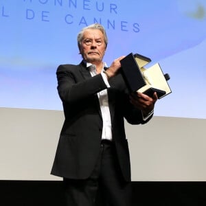 Alain Delon était une légende vivante du cinéma français
Alain Delon (avec un badge Paris Match d'une ancienne couverture du magazine titrant "Alain Delon, mes deux amours, Rosalie et Anouchka) et sa fille Anouchka (Robe Elie Saab) - Remise de la Palme d'Honneur à Alain Delon lors du 72ème Festival International du Film de Cannes. © Jacovides-Moreau / Bestimage 