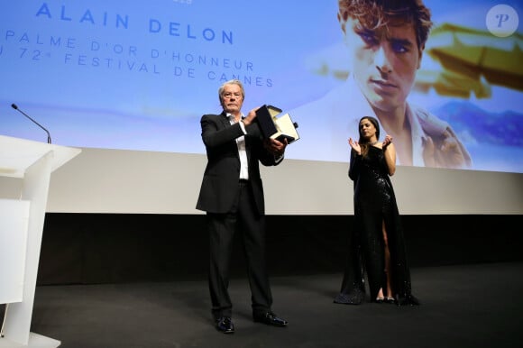 Alain Delon était une légende vivante du cinéma français
Alain Delon (avec un badge Paris Match d'une ancienne couverture du magazine titrant "Alain Delon, mes deux amours, Rosalie et Anouchka) et sa fille Anouchka (Robe Elie Saab) - Remise de la Palme d'Honneur à Alain Delon lors du 72ème Festival International du Film de Cannes. © Jacovides-Moreau / Bestimage 