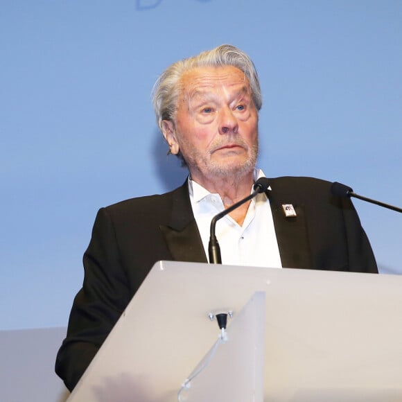 Le célèbre acteur est mort à l'âge de 88 ans le dimanche 18 août 2024
Alain Delon (avec un badge Paris Match d'une ancienne couverture du magazine titrant "Alain Delon, mes deux amours, Rosalie et Anouchka) et sa fille Anouchka (Robe Elie Saab) - Remise de la Palme d'Honneur à Alain Delon lors du 72ème Festival International du Film de Cannes. © Jacovides-Moreau / Bestimage 