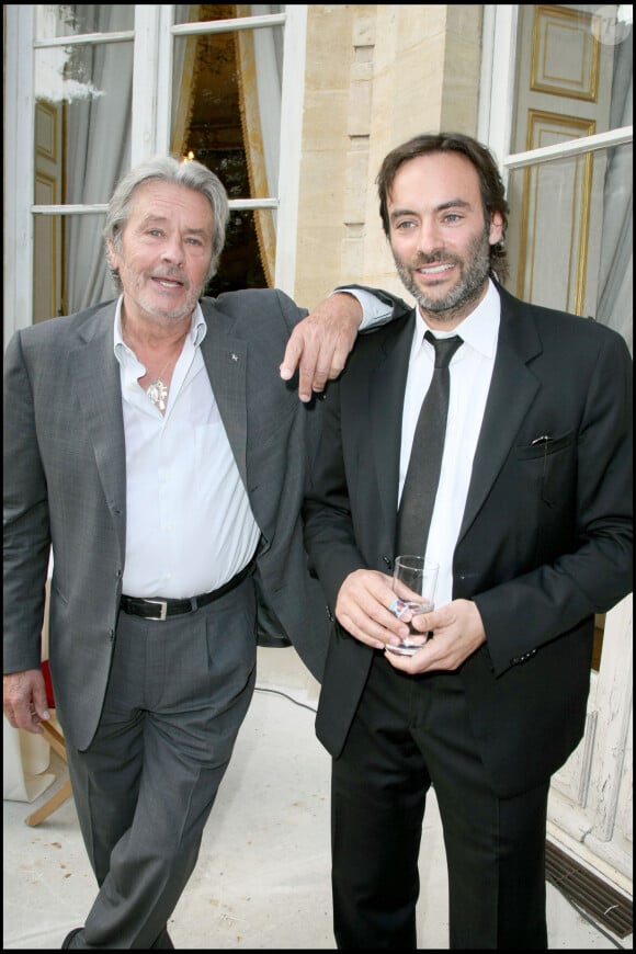 Il s'est éteint paisiblement entouré de ses proches dans sa propriété de Douchy
Alain Delon et son fils Anthony Delon.