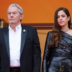 Alain Delon avait reçu une Palme d'honneur lors du Festival de Cannes en 2019
Alain Delon (avec un badge Paris Match d'une ancienne couverture du magazine titrant "Alain Delon, mes deux amours, Rosalie et Anouchka), sa fille Anouchka Delon - Montée des marches du film "A Hidden Life" lors du 72ème Festival International du Film de Cannes. Le 19 mai 2019 © Borde / Bestimage