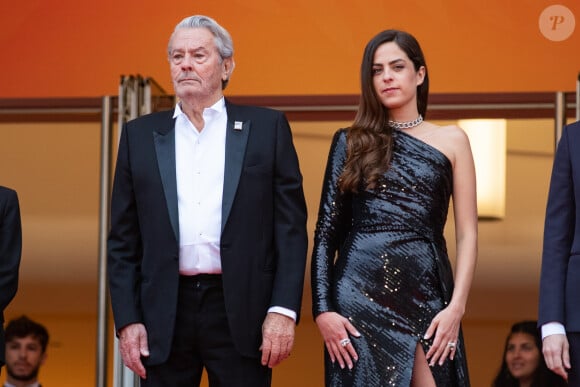 Alain Delon avait reçu une Palme d'honneur lors du Festival de Cannes en 2019
Alain Delon (avec un badge Paris Match d'une ancienne couverture du magazine titrant "Alain Delon, mes deux amours, Rosalie et Anouchka), sa fille Anouchka Delon - Montée des marches du film "A Hidden Life" lors du 72ème Festival International du Film de Cannes. Le 19 mai 2019 © Borde / Bestimage