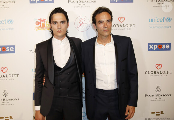 Anthony Delon avec son frère Alain-Fabien Delon au photocall de la 10ème édition du "Global Gift Gala" à l'hôtel Four Seasons George V à Paris, le 3 juin 2019. © Marc Ausset-Lacroix/Bestimage 