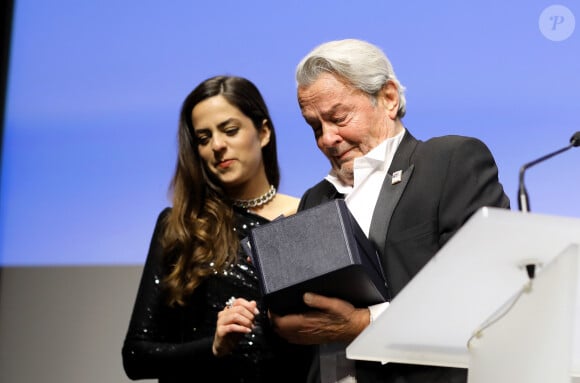 Alain Delon (avec un badge Paris Match d'une ancienne couverture du magazine titrant "Alain Delon, mes deux amours, Rosalie et Anouchka) et sa fille Anouchka (Robe Elie Saab) - Remise de la Palme d'Honneur à Alain Delon lors du 72ème Festival International du Film de Cannes. On may 19th 2019 © Jacovides-Moreau / Bestimage 